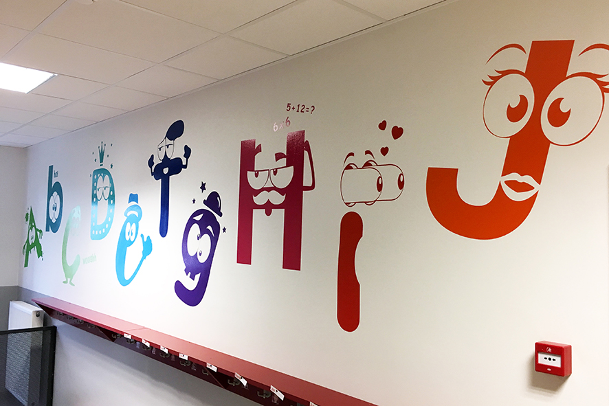 Lettrage mur école